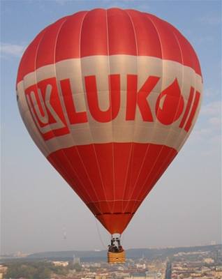 Balón s logem petrochemického gigantu Lukoil
