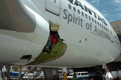 Velká díra v trupu, kvli které musel Boeing 747 na lince Londýn-Melbourne nouzov pistát hlavním filipínském mst Manila 