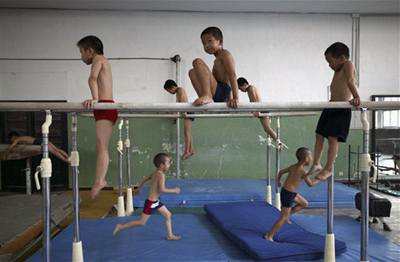 ínské dti cvií v gymnastickém centru v Pekingu.