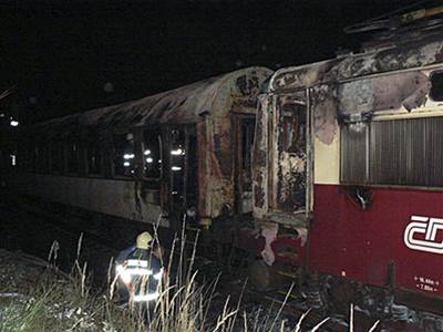 V noci na dneek shoela na trati Plze - Cheb lokomotiva. Z vagonu muselo být evakuováno 20 osob