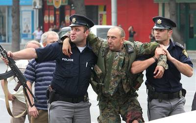 Gruznt policist pomhaj zrannmu vojkovi v hlavnm mst Jin Osetie Cchinvali