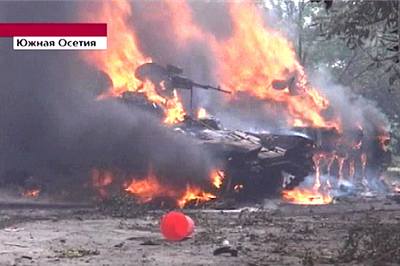 Zábr ruské televize Kanál jedna ukazuje hoící gruzínský tank.