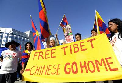 Demonstrace za svobodu Tibetu se odehrávají po celém svt. Aktivisté protestují proti poruování lidských práv ped ínskou ambasádou v Berlín.