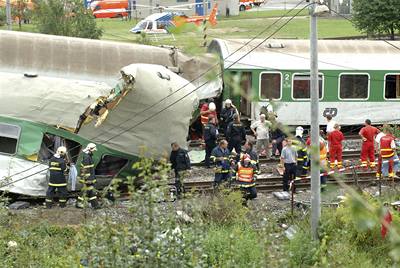 Souprava vlaku EuroCity Comenius, kter mil z Krakova do Prahy, vrazila do zcenho silninho mostu.