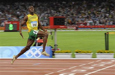 Usain Bolt zpomalil a gestikuloval smrem k divákm jet ne proal cíl olympijského sprintu.