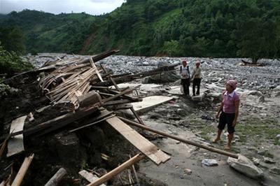 Záplavy a sesuvy pdy vyvolané tropickou bouí Kammuri Vietnamu