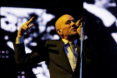 Frontman kapely R.E.M. Michael Stipe pi koncertu v praském Edenu