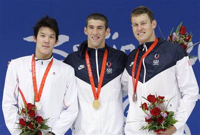 Michael Phelps (uprosted) jako olympijský vítz na 200 m volným zpsobem.