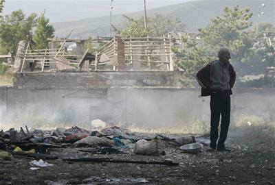 Gruzínský staík obhlíí trosky svého rozbombardovaného domu ve mst Gori.