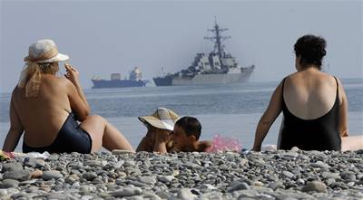 Gruzínci se opalují na plái u ernomoského pístavu Batumi a sledují americký torpédoborec McFaul.