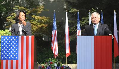 Americká ministryn zahranií Condoleezza Rice spolu s polským prezidentem Lechem Kaczynskim poté, co USA a Polsko podepsali smlouvu o výstavb americké protiraketové základny v Polsku 