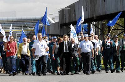 Zamstnanci spolenosti Siemens kolejová vozidla 20. srpna v Praze-Zliín na dv hodiny zastavili práci. Výstranou stávku uspoádali odborái spolenosti, kterým se nelíbí nabídky vedení firmy v souvislosti s chystaným prodejem továrny. 