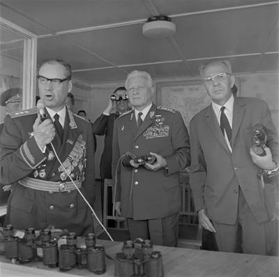 Generál A. Majorov (vlevo) ukazuje 7. kvtna 1969 prezidentu L. Svobodovi a prvnímu tajemníkovi KS G. Husákovi sovtská vojska doasn dislokovaná na území eskoslovenska, jak psala tehdejí TK