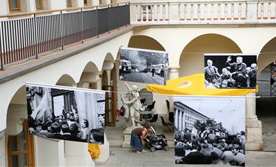 Dm umní v Brn uspoádal ke 40. výroí okupace R vojsky Varavské smlouvy výstavu v fotografií ze srpnových událostí v Brn.