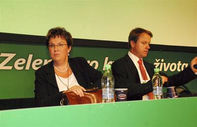 Místopedsedkyn zelených Dana Kuchtová a pedseda zelených Martin Bursík na sjezdu Strany zelených, který zaal 5. záí v Teplicích. 