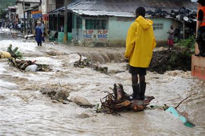 Haiti elí po hurikánech Gustav a Hanna a nejnovji Ike humanitární katastrof. Pes milion lidí pilo o stechu nad hlavou.