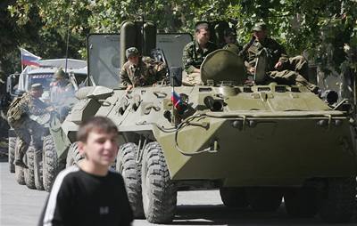 Ruský vojáci sedí na obrnném transportéru uprosted jihoosetinské metropole Cchinvali.