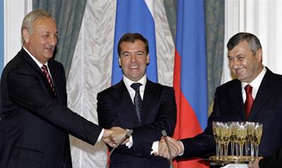 Rozmístní ruských vojsk v Abcházii a Jiní Osetii umoují smlouvy, které v Kremlu podepsal ruský prezident Dmitrij Medvedv (uprosted) s pedáky obou region Sergejem Bagapem (vlevo) a Eduardem Kokojevem (vpravo).