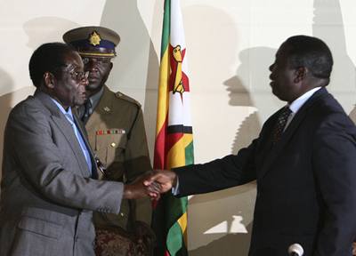 Robert Mugabe (vlevo) si tese rukou s Morganem Tsvangiraiem (12.9. 2008)