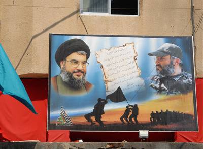 Verbování z plakát. Vdce Hizballáhu HasanNasralláh a Imád Mugníja, svtoznámý terorista zavradný nedávno v Damaku, na jednom z propaganích leták v Bejrútu.