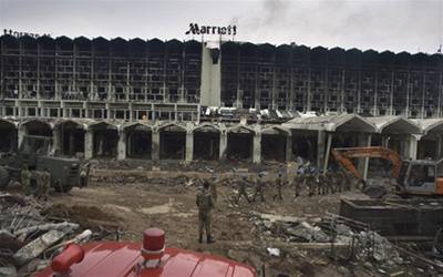 Hotel Marriott v pákistánském Islámábádu, ped kterým v sobotu veer odpálili nákladní automobil s 600 kilogramy výbuniny.