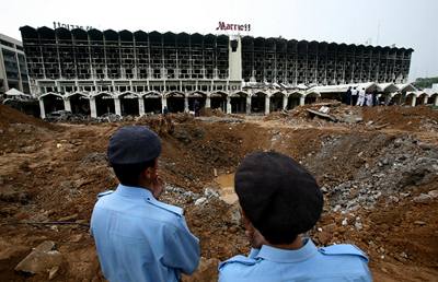 Policisté obhlíejí stav hotelu Marriot a její okolí