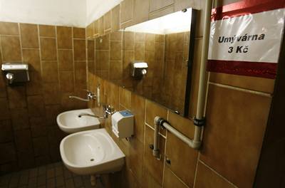 Nákaza hrozí napíklad na veejných záchodcích. Je proto nezbytné si po jejich pouití dobe umýt ruce