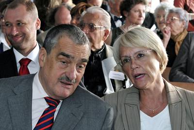 Pipomenutí minulosti. eský ministr zahranií Karel Schwarzenberg na konferenci Zapomenutí hrdinové ve spolenosti místopedsedkyn nmeckého Spolkového snmu Susanne Kastnerové. 