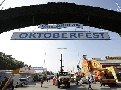 Klobásky i preclíky jsou tradiní pochoutkou na Oktoberfestu.