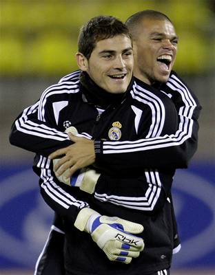 Pepe a Iker Casillas (vpedu) mají zatím dobrou náladu. Nezmrzne jim dnes veer úsmv na rtech?