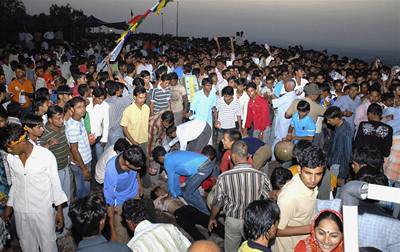 Tisíce lidí se u chrámu shromádily v první den devítidenního hinduistického svátku Navratra (devt nocí)
