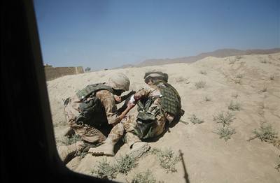 Fotograf Lidovch novin Michal Novotn jel v konvoji, na kter v afghnsk provincii Lgar zatoili neznm ozbrojenci. ei palbu optovali. Sedm z nich ale tonci zranili.