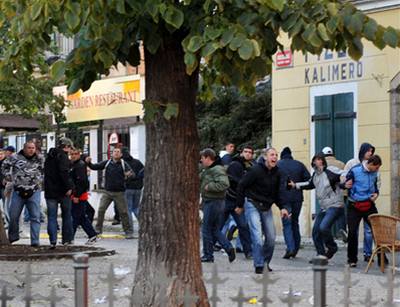 Fanouci Dinama Záheb se 2. íjna odpoledne na Staromstském námstí opt poprali s policií. Podle oitých svdk byli ti a tyi fotbaloví fanouci zranni. Vzduchem létaly lahve. Nkolik píznivc chorvatského klubu policie zatkla. 