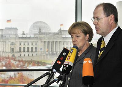 Nmecká kancléka Angela Merkelová oznamuje spolu s ministrem financí Peerem Steinbrueckem oznamuje na tiskové konferenci 5. íjna, e nmecká vláda bude garantovat vechny soukromé vklady v bankách.