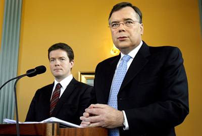 Islandský premiér Geir Haarde (vpravo) dnes oznámil, e jeho vládní koalice se rozpadla.