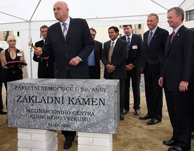 Vera poloili základní kámen mezinárodního centra klinického výzkumu.