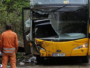 Policist dokumentuj nehodu eskho linkovho autobusu spolenosti Student Agency, kter na sv trase z vchodoslovenskho Bardejova do Prahy havaroval.