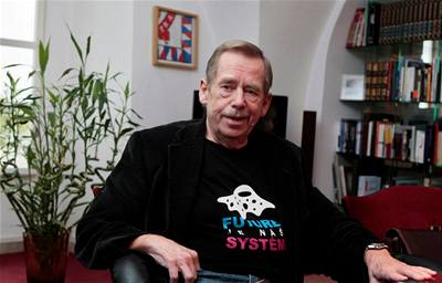 Exprezident Václav Havel v triku na podporu projektu Národní knihovny od architekta Kaplického z Future Systems, tzv. chobotnice.