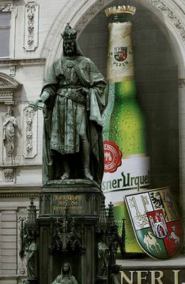 Pouta na pivo je výraznjí ne socha Karla IV.