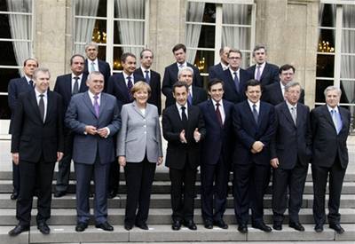 Lídi eurozóny pi dnením setkání na krizovém summitu ped Elysejským palácem v Paíi.