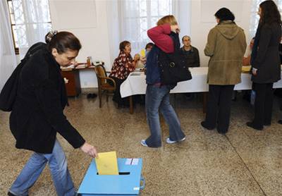 Obané z volebního okrsku . 27 v Praze 1 hlasovali 17. íjna v senátních volbách. 