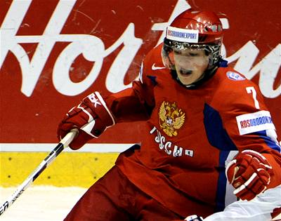 Ruský talent Alexej erepanov, který zemel vera pímo na stídace pi zápase ruské KHL.