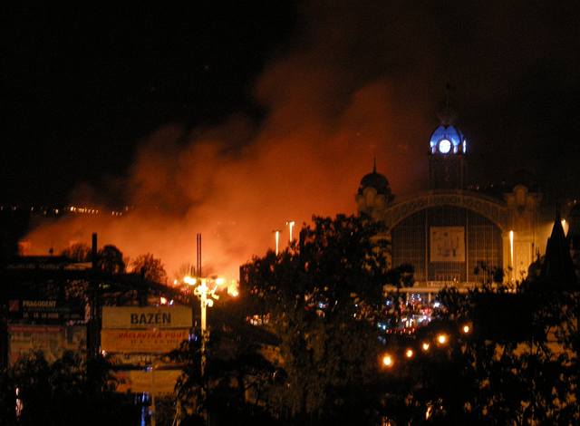 V Prmyslovém paláci na holeovickém výstaviti propukl 16. íjna veer poár.