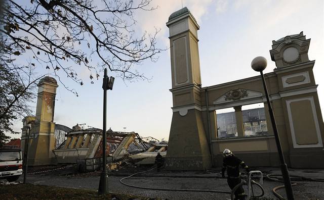 Hasii 17. íjna ráno dohaovali levé kídlo secesního Prmyslového paláce na praském Výstaviti, které v noci zachvátil rozsáhlý poár. Pedbné kody odhadují a na jednu miliardu korun. 