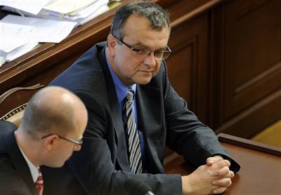 Ministr financí Miroslav Kalousek sleduje stínového ministra financí a poslance SSD Bohuslava Sobotku na mimoádné schzi Poslanecké snmovny, kde se hlasovalo o nedve vlád.
