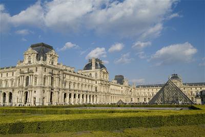 Nkdejí sídlo král, nyní centrum jedné z nejvýznamnjích umleckých sbírek na svt - francouzský Louvre.