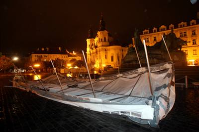 Zniené stany a poniená výstava na Staromstském námstí 