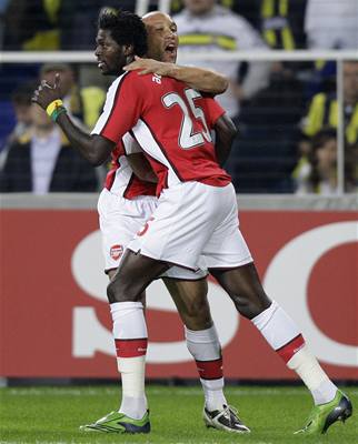 Emmanuel Adebayor a Mikael Silvestre se radují z výhry v Istanbulu.