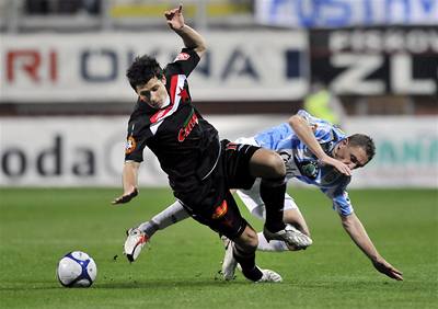 Lubo Pecka (vpravo) z Mladé Boleslavi a Marek Suchý z praské Slavie. 