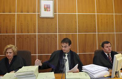 Soudce Pavel Göth (uprosted) a dalí lenové poroty brnnského krajského soudu